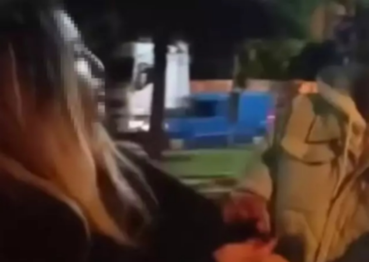 Sevgili dehşeti kameralarda! Aldatılan genç kız sevgilisini darp edip, bıçakladı