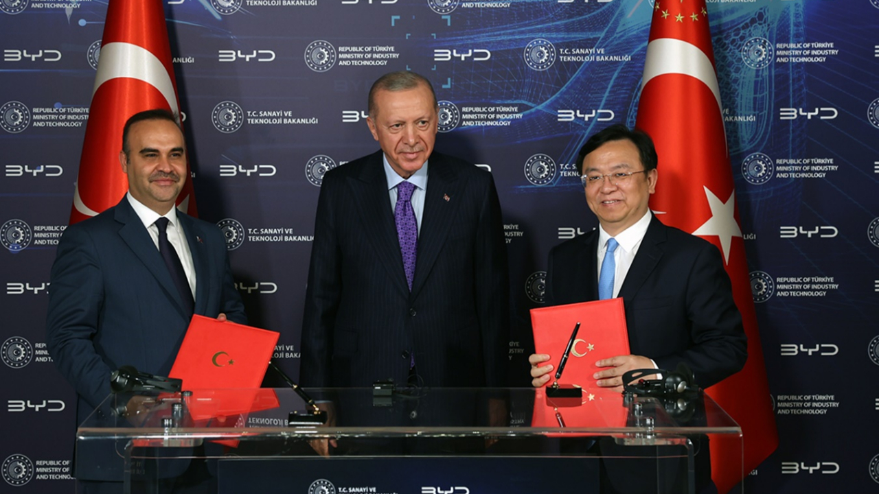 Dünyanın en büyük elektrikli araç üreticisi Çinli BYD Türkiye'ye fabrika kuruyor! 1 milyar dolarlık imza atıldı