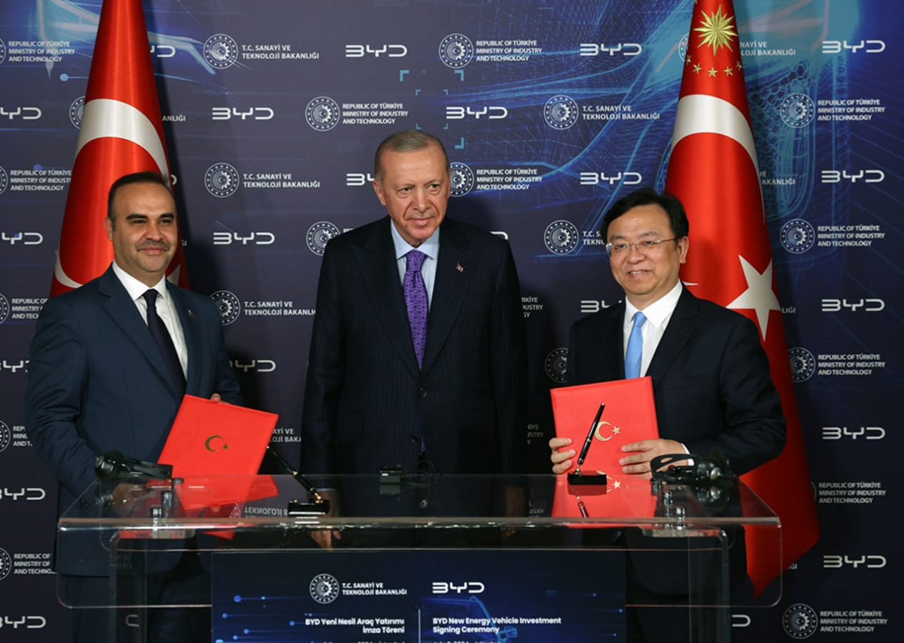 Dünyanın en büyük elektrikli araç üreticisi Çinli BYD Türkiye'ye fabrika kuruyor! 1 milyar dolarlık imza atıldı
