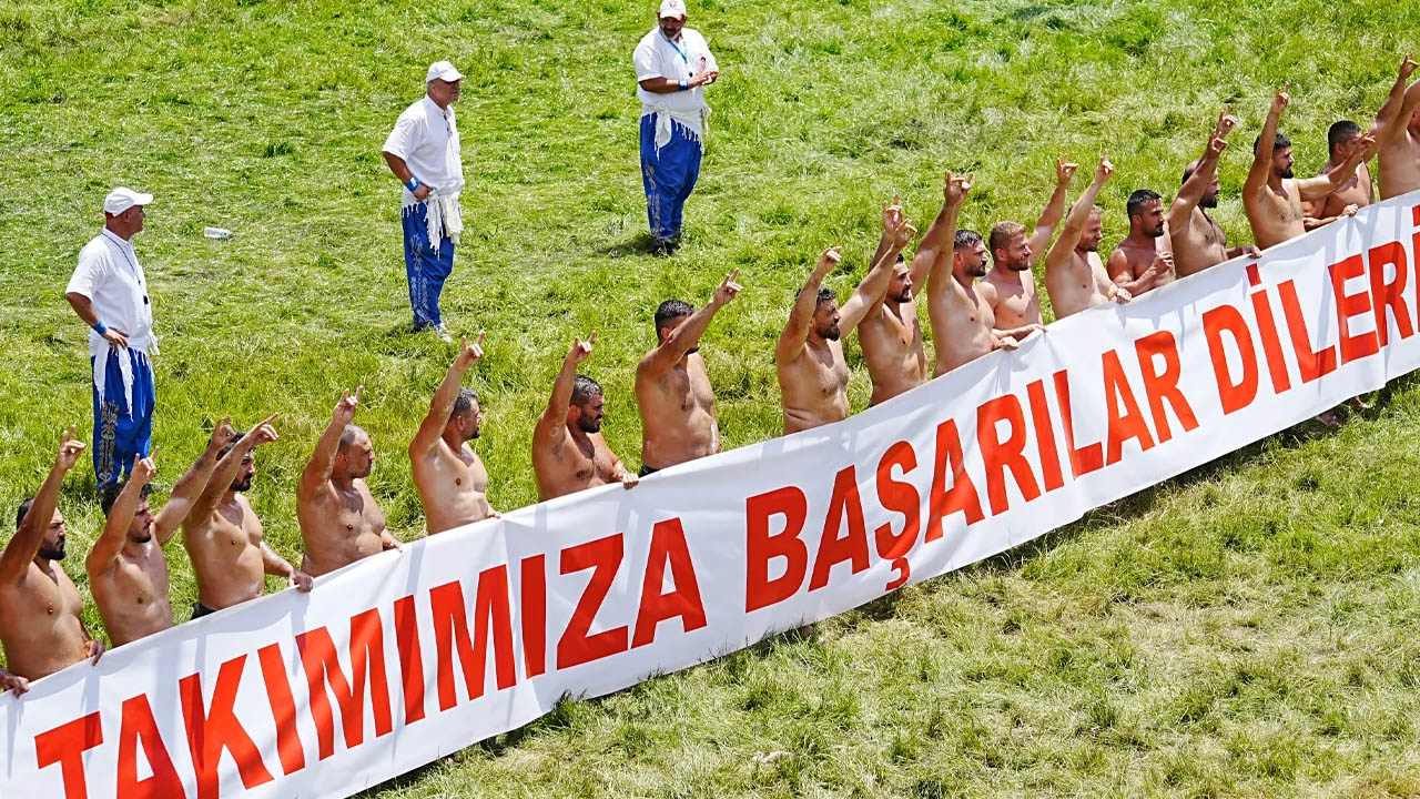 Tarihi Kırkpınar Yağlı Güreşleri'nde başpehlivanlardan 'bozkurt' işareti