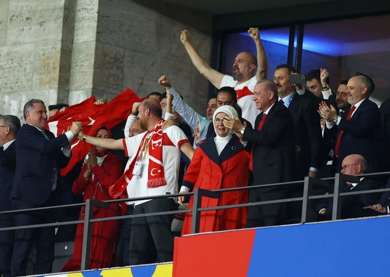 Cumhurbaşkanı Recep Tayyip Erdoğan, Hollanda - Türkiye maçını tribünden izledi!