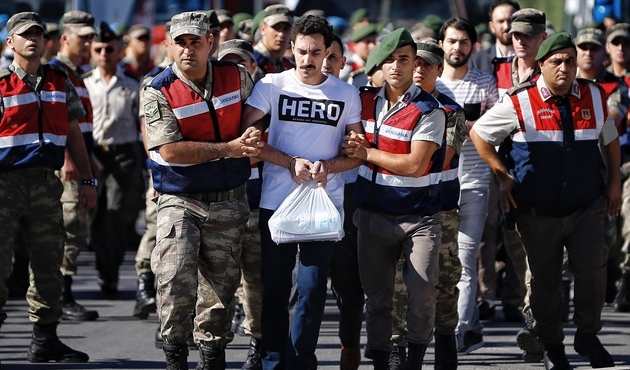HERO tişörtlü darbeci haberleri izleyince gülmüş...