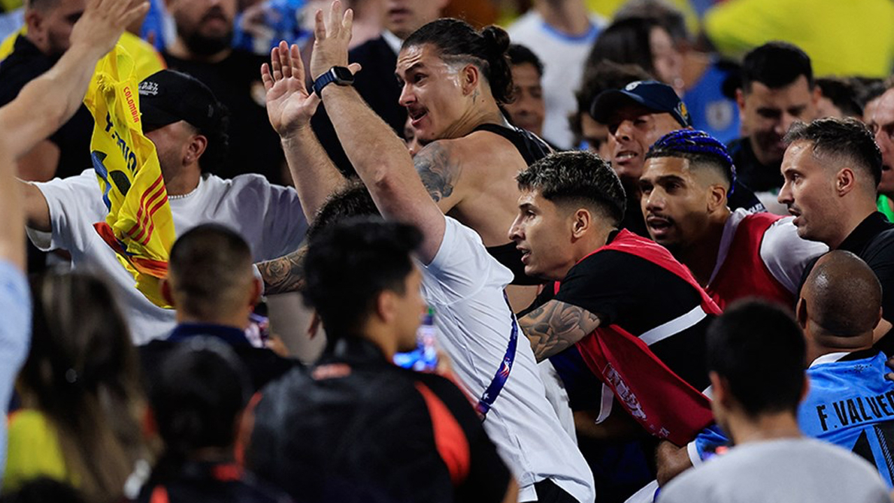 Copa Amerika'da olaylı maç! Darwin Nunez, tribüne çıkıp taraftarla yumruklaştı...