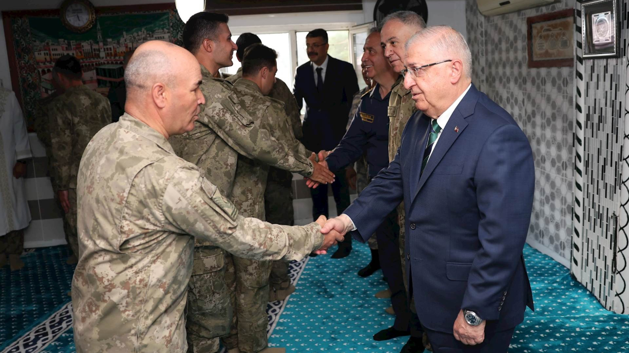 Bakan Güler ve beraberindeki TSK komuta kademesi Cumhurbaşkanı Erdoğan’ı karşıladı