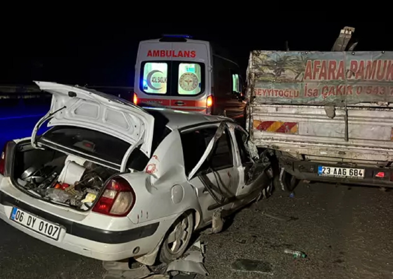 Adıyaman'da kamyonetle otomobil çarpıştı: 6 yaralı