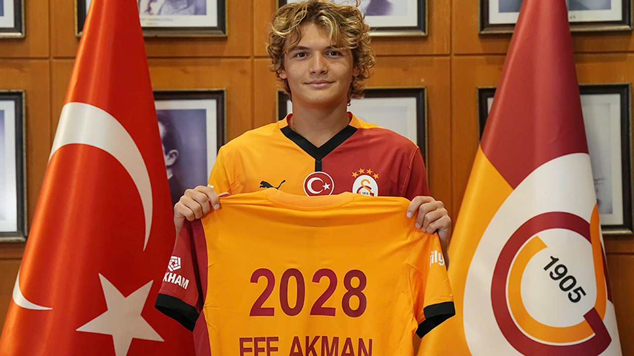 Galatasaray'da genç yıldız Efe Akman ile profesyonel sözleşme imzalandı
