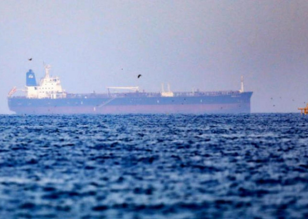 Umman Denizi'nde dehşet anları! Bir petrol tankeri alabora oldu