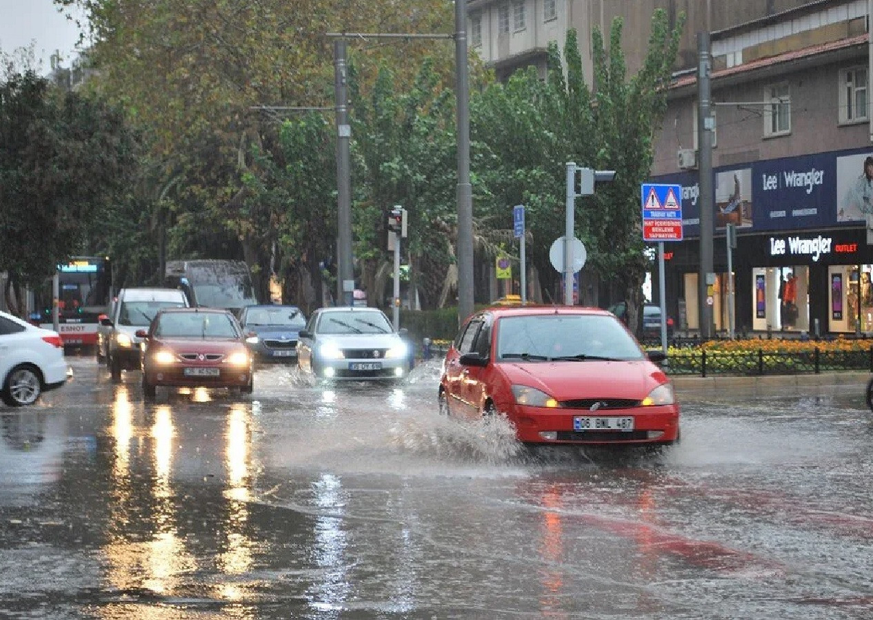 İzmir kent merkezinde sağanak etkili oldu! Sokakları su bastı...