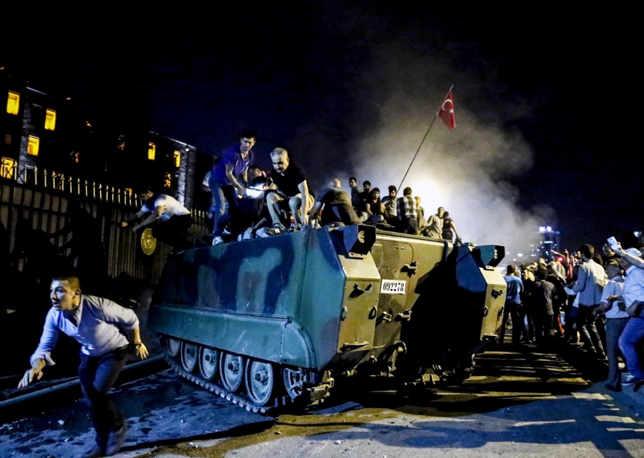 UÇURUMUN KENARINDAN DÖNMEK: 15 TEMMUZ