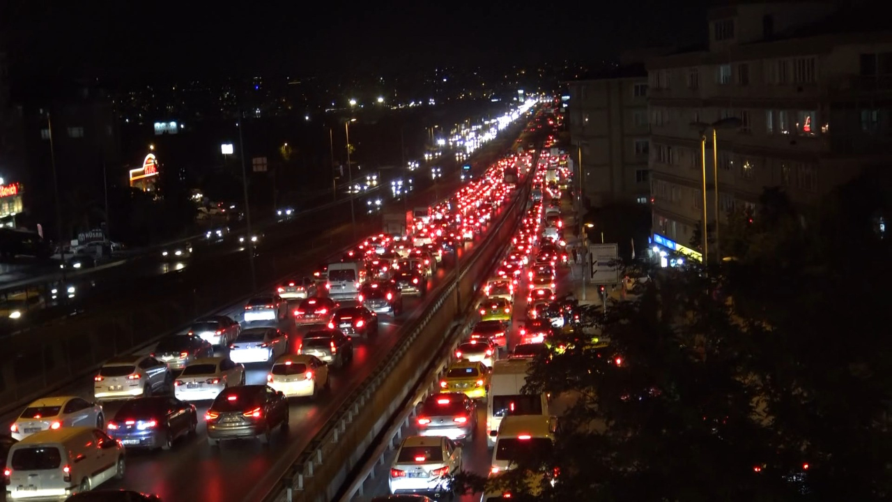 Avcılar D-100’de zincirleme kaza! Trafik kilitlendi