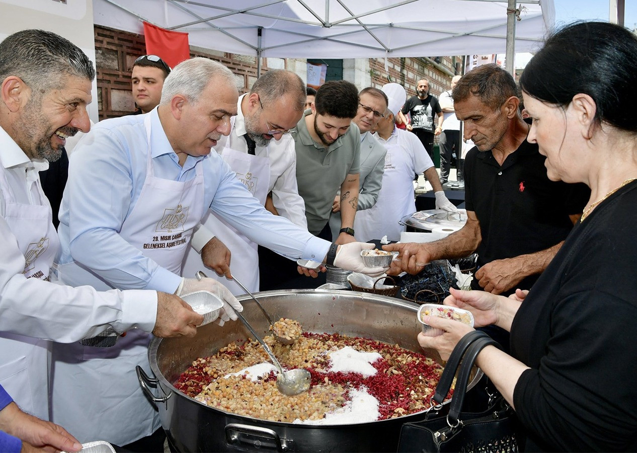 FATİH BELEDİYESİ’NİN AŞURE GÜNÜ’NDE RENKLİ GÖRÜNTÜLER!