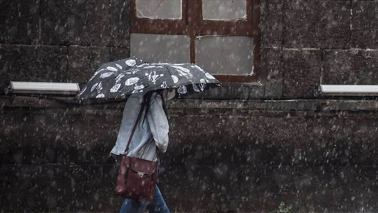 Meteoroloji'den saat vererek uyardı! Sağanak yağış uyarısı 17 kente yükseldi! İşte son hava durumu tahminleri...