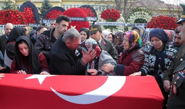 Kılıçdaroğlu'nun çelengini  istemeyen şehit yakını hakkında suç duyurusunda bulunuldu