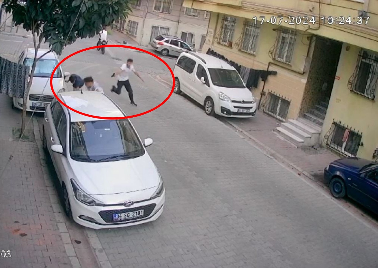 Esenyurt'ta sokak ortasında dehşet! Elinde silahla koşarak gelen şahıs, 2 genci vurdu...