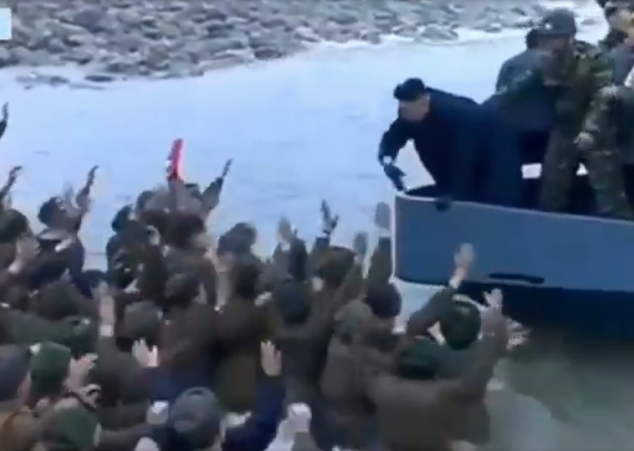 Böyle ilgi görülmedi... Kuzey Koreliler Kim Jong Un'un teknesini neredeyse batıracaktı!