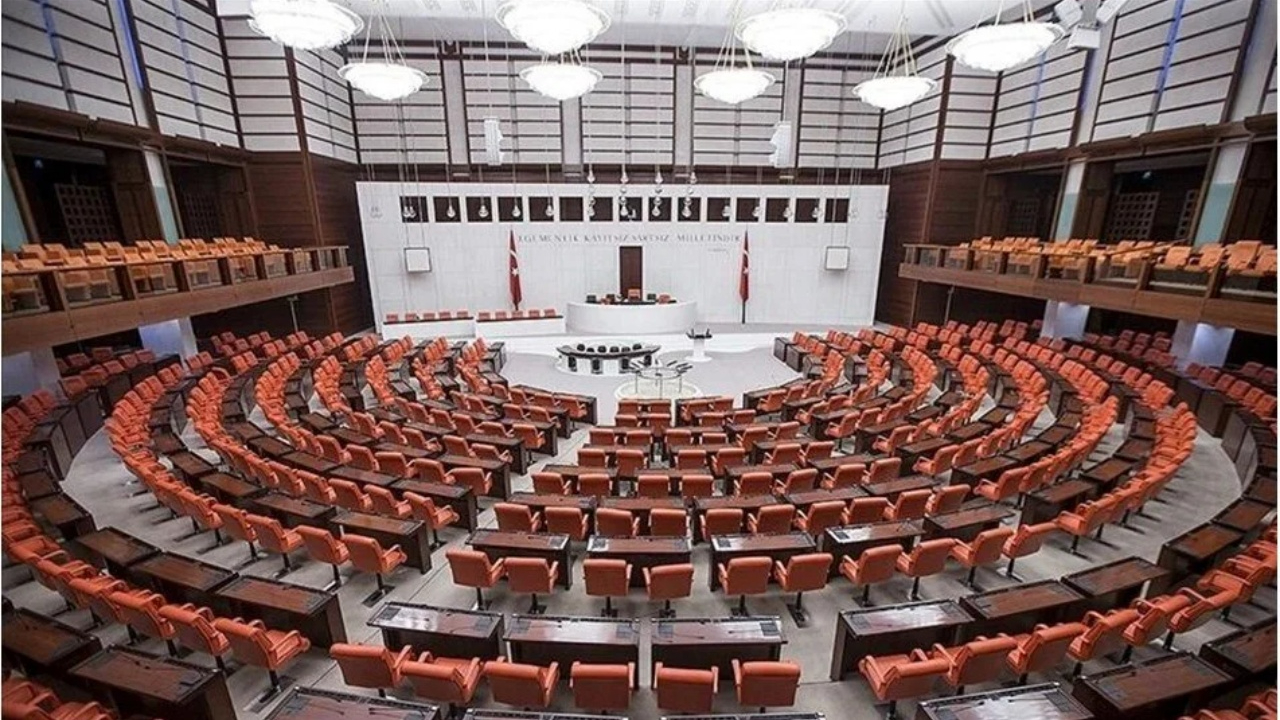 Meclisin gündem ve çalışma saatlerini düzenleyen öneri kabul edildi