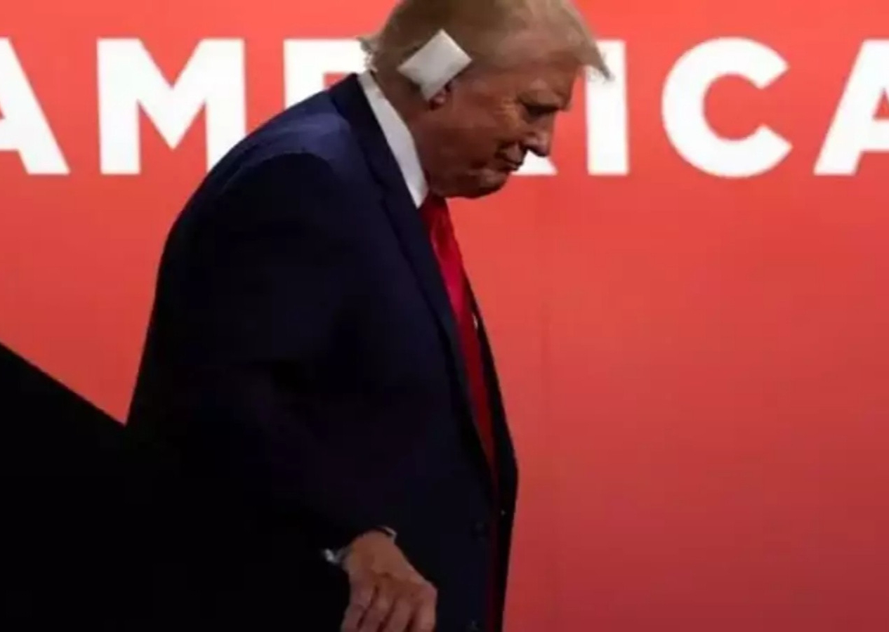 Donald Trump suikast girişiminden sonra ilk kez halkın karşısında! Adeta etten duvar örüldü...