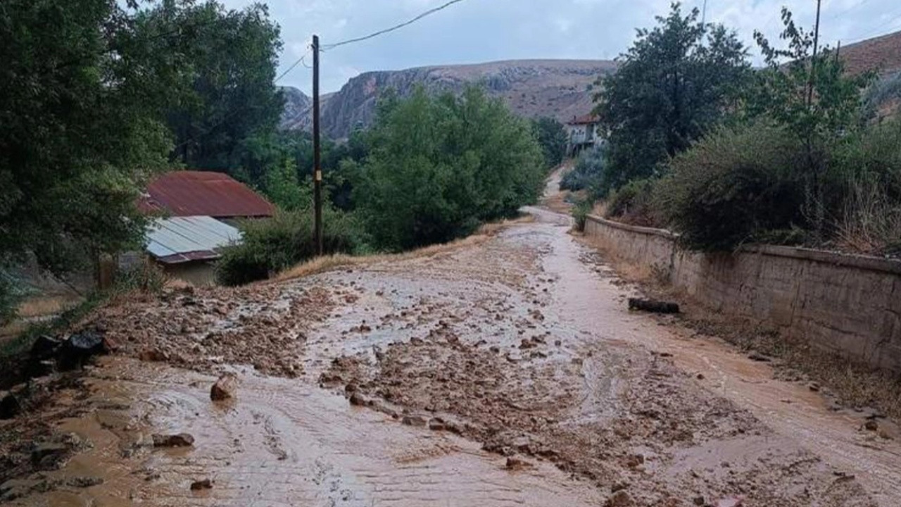 Sivas'ta sel felaketi! Köyü su bastı...