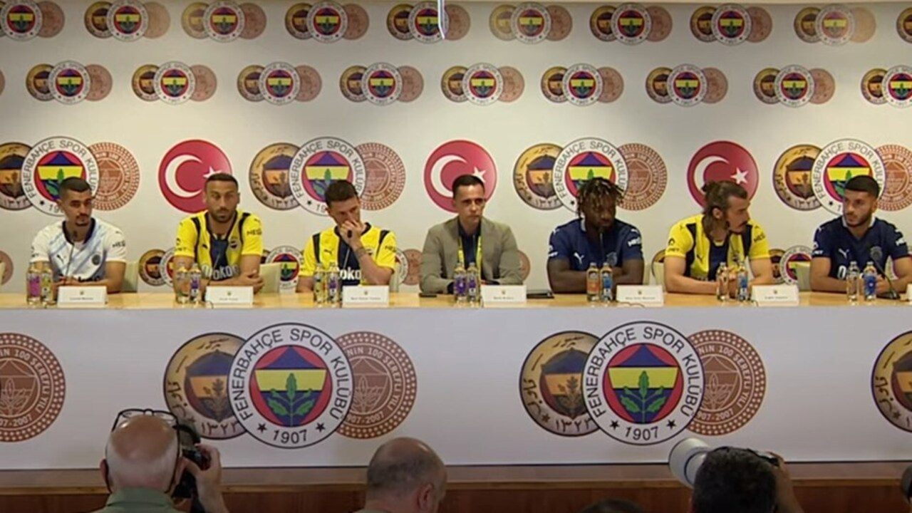 Fenerbahçe'den gövde gösterisi: Yeni transferlerine imza töreni düzenledi!