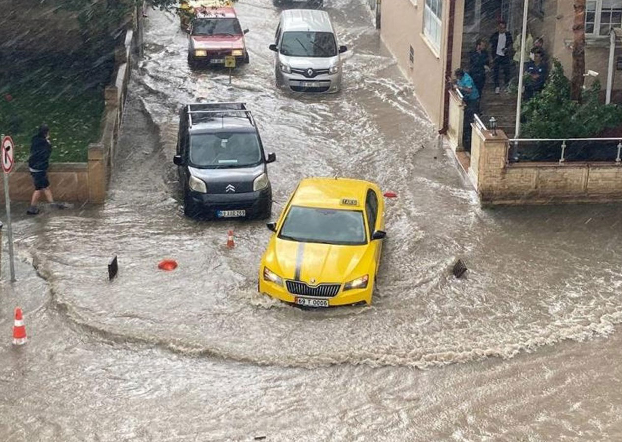 Ankara'da sağanak sonrası Esenboğa Havalimanı göle döndü