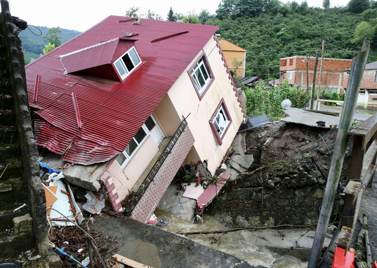 Giresun'da kuvvetli yağış! Bir ev yan yattı, su baskınları meydana geldi