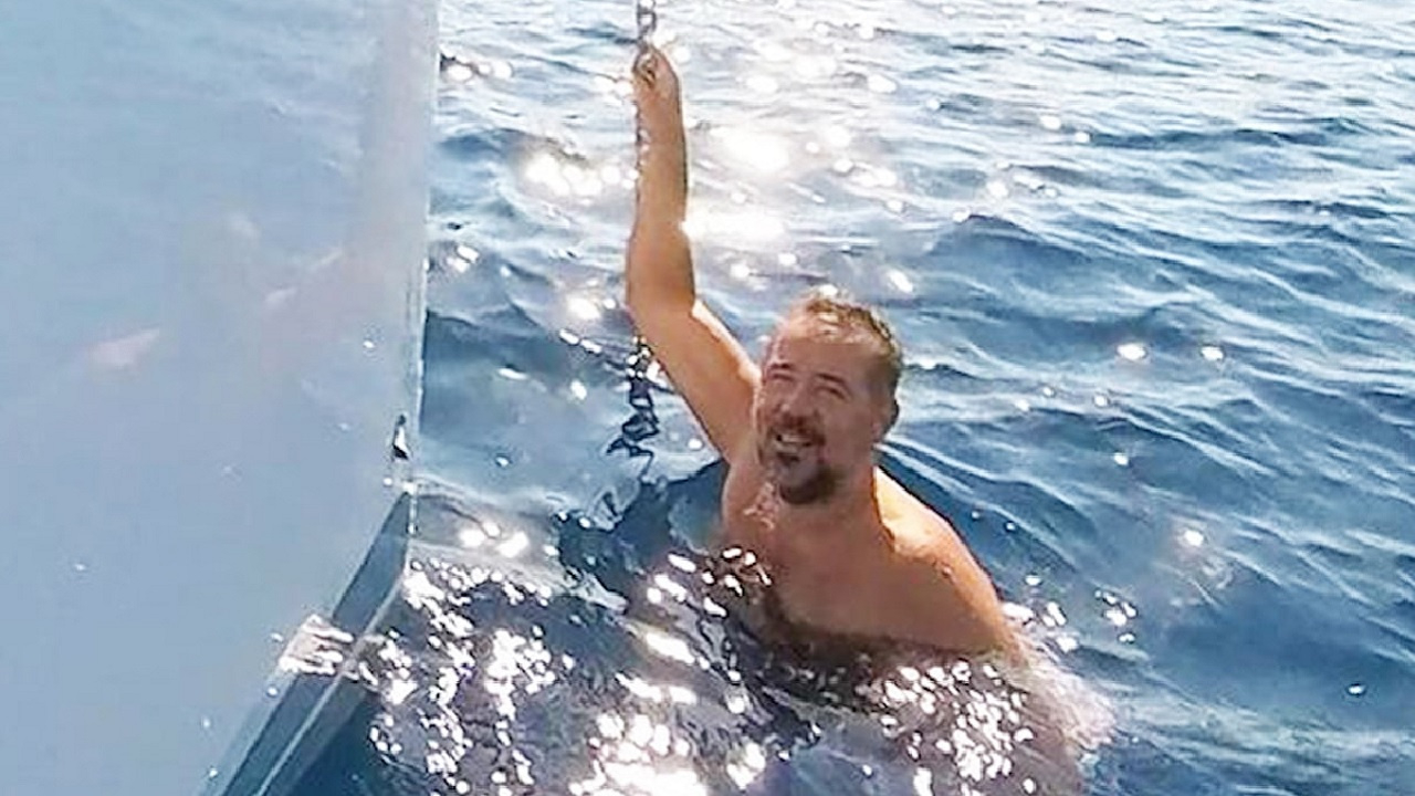 Ata Demirer "Sevdalısı" ile Bodrum'da! Kız arkadaşı ile ile serin suların tadını çıkardı!