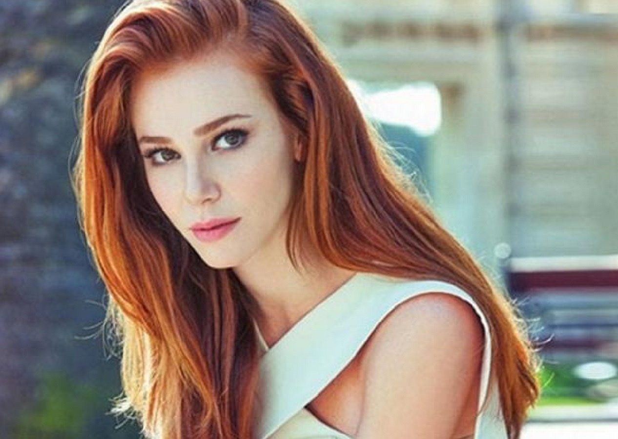 Oyuncu Elçin Sangu kuzeninin düğününde coştu! Çıplak ayakla oynadığı Çerkez Oyunu performansı gündem oldu!