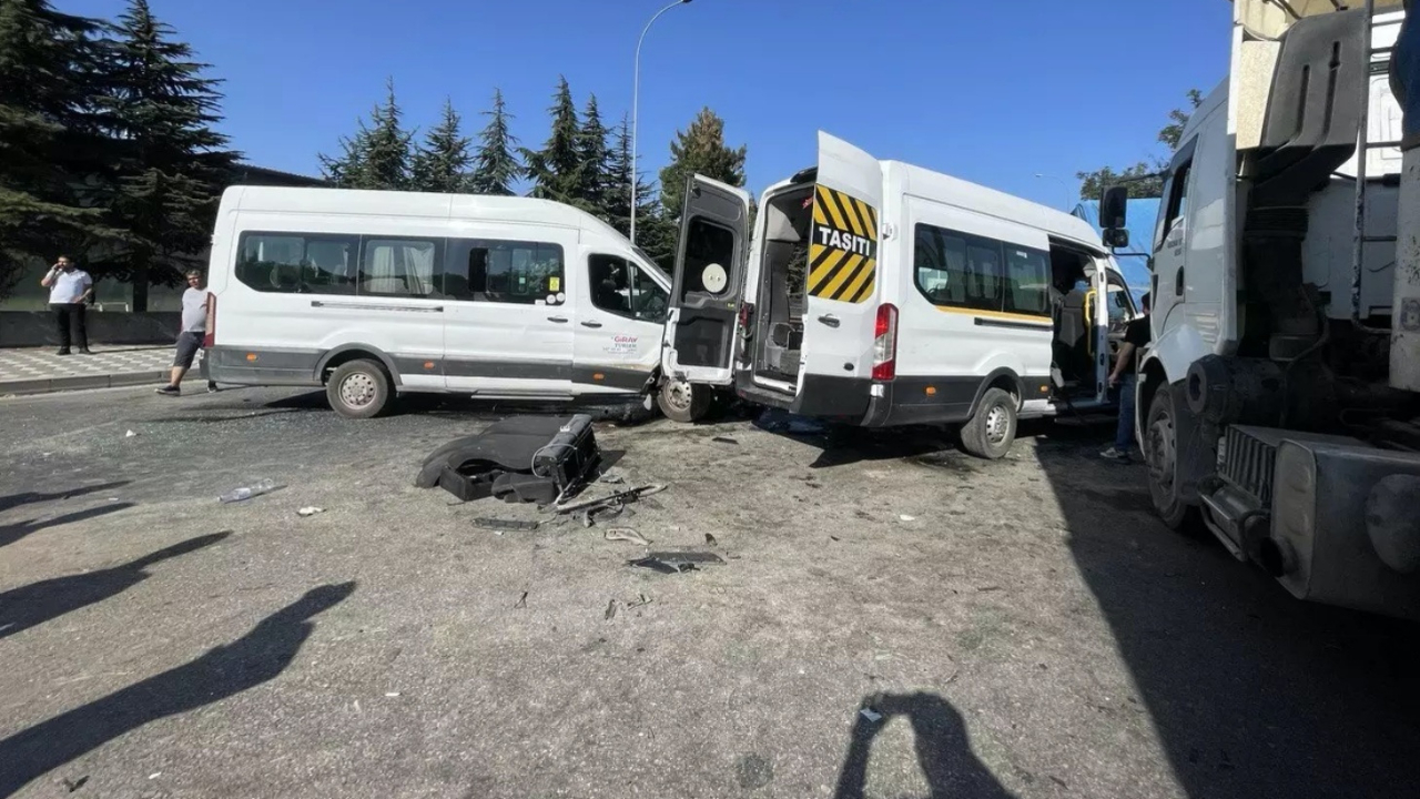 İşçi servisleri kafa kafaya çarpıştı! Onlarca yaralı var...