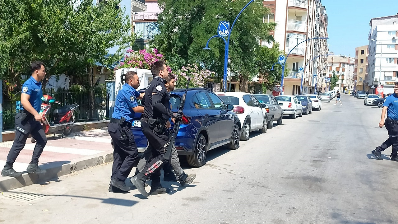 Manisa’da sokakta silahlı kavga! Balkondaki kadın yaralandı