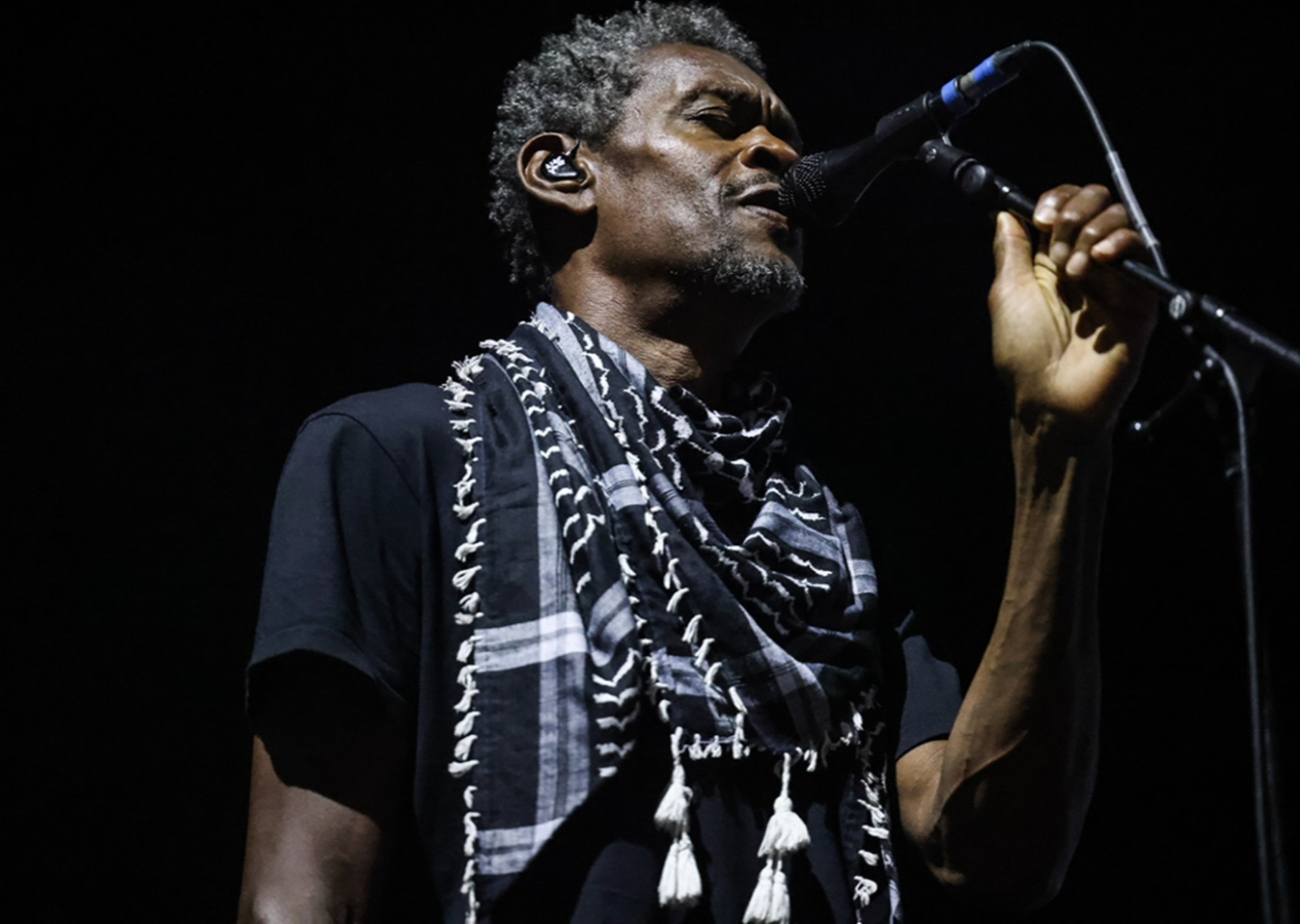 İngiliz müzik grubu Massive Attack, İstanbul'da konser verdi! Sahneye Filistin kefiyesi takarak çıktı