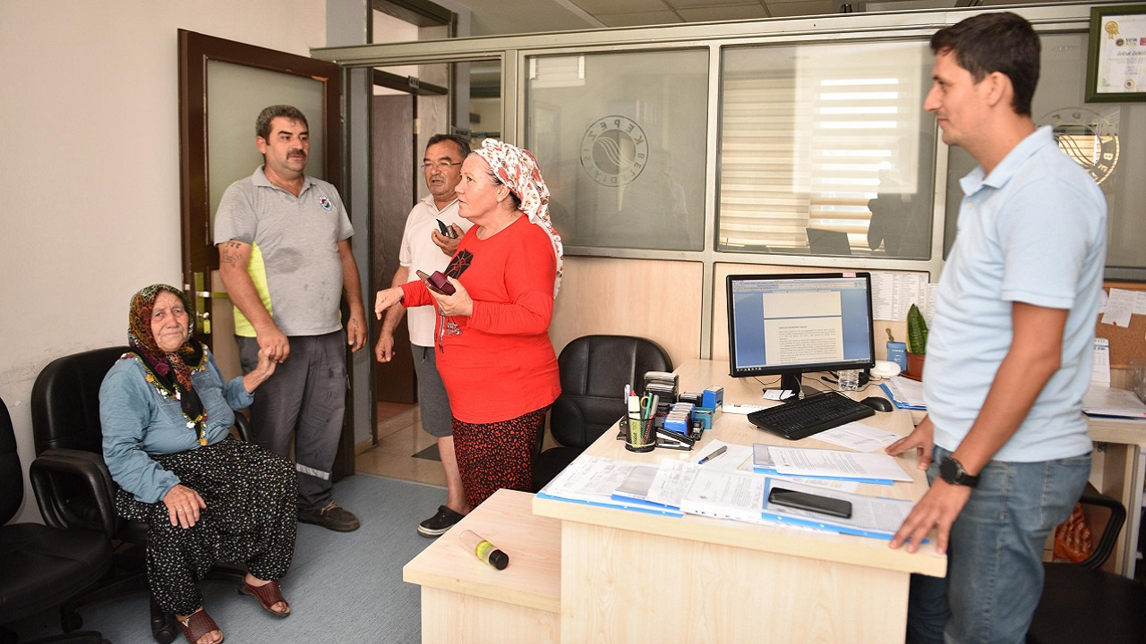 Antalya'da belediye çalışanı içinde altın ve para bulunan çantayı sahibine teslim etti