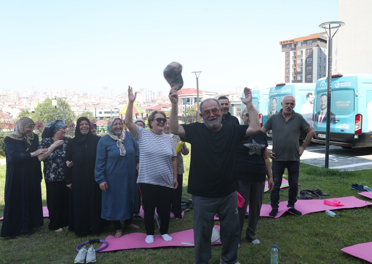 Vefahane'de kahkaha sesleri... Bağcılar Belediyesi, yaşlıları gülmekten kırdı geçirdi!