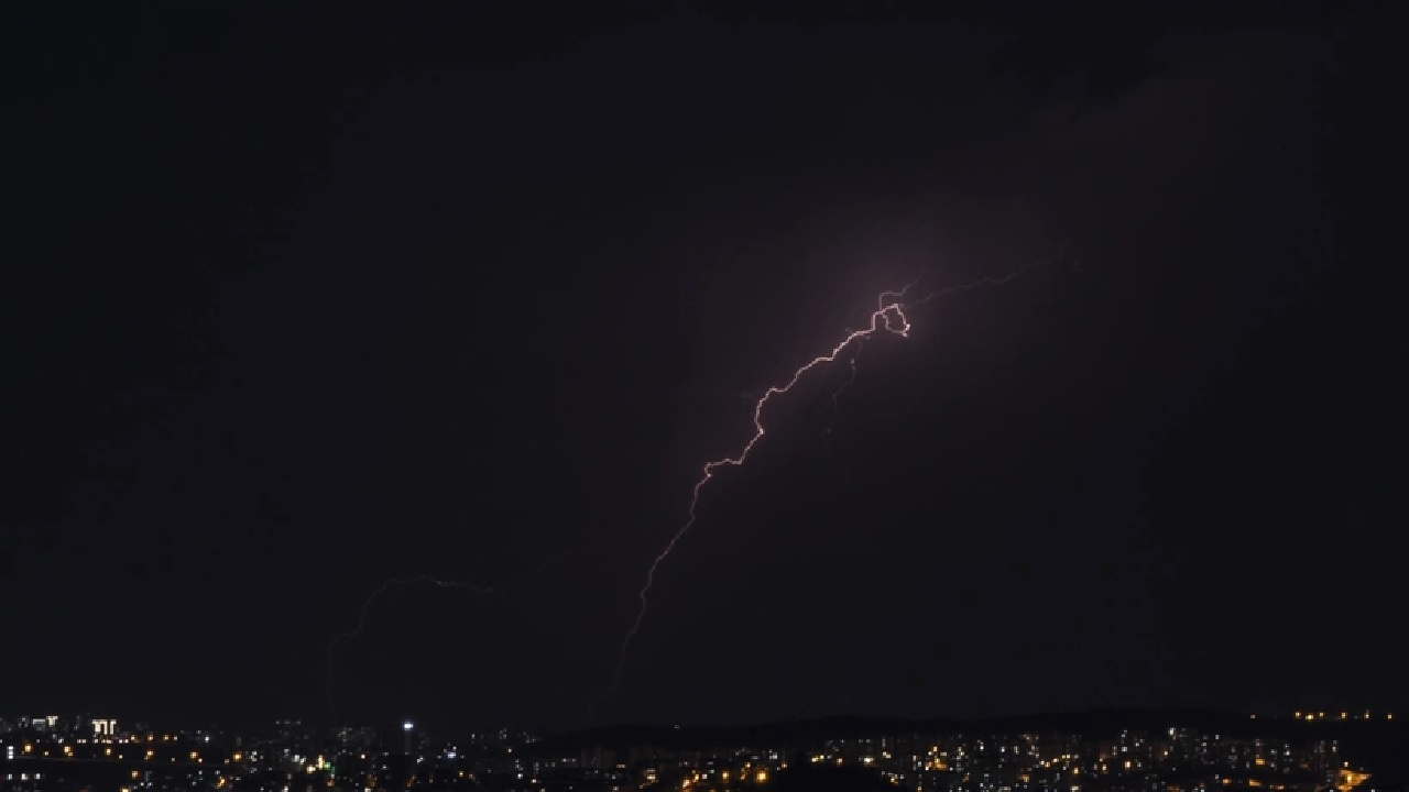 Ankara'da gece aydınlandı! Art arda çakan şimşekler şölen yarattı!