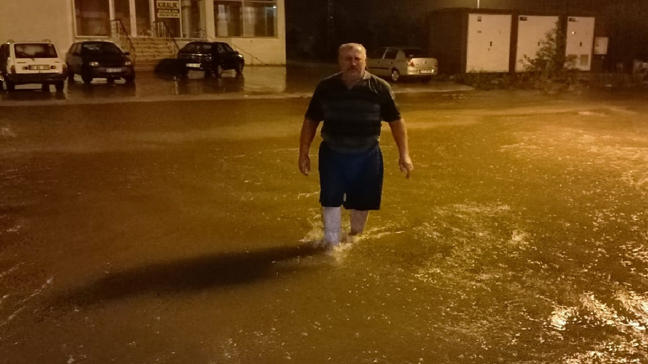 Kuvvetli yağış, sel ve su baskını! Sinop'ta cadde ve sokaklar göle döndü...
