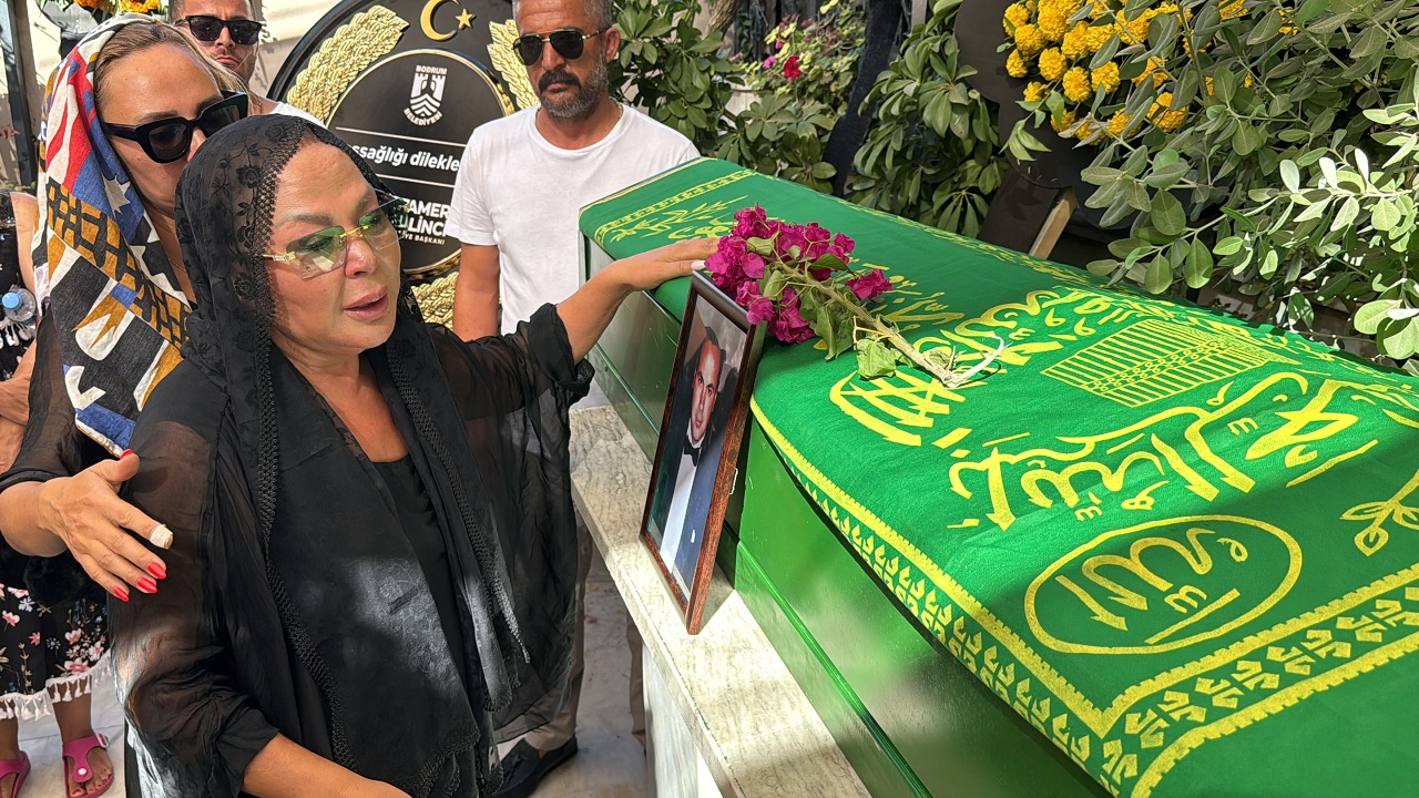 Ünlü sanatçı Safiye Soyman'ın oğlu Harun Akaröz Bodrum'da toprağa verildi! Sanat camiasından pek çok isim katıldı...