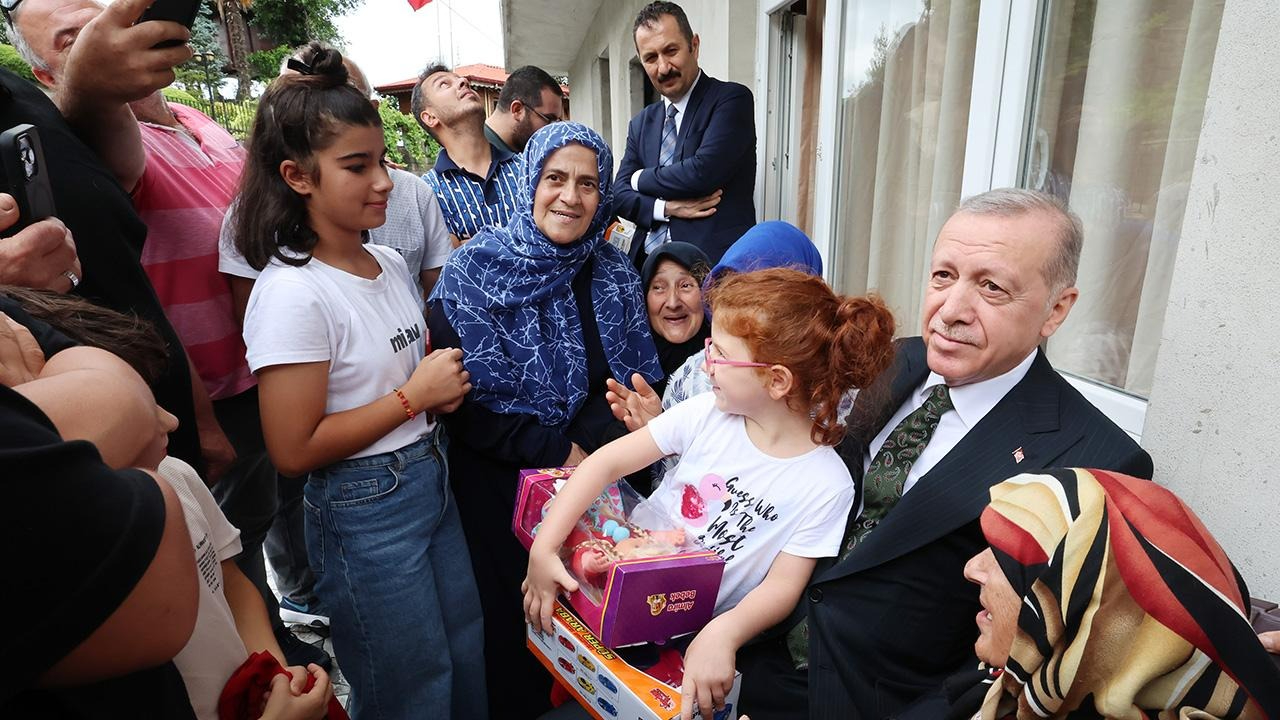 Cumhurbaşkanı Erdoğan'ın ziyaret ettiği komşuları konuştu! 'Annemi her gördüğünde arabadan iner '