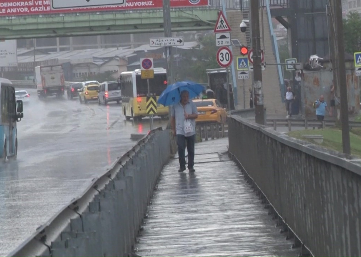 İstanbul'u sağanak vurdu! Aniden bastıran yağmur vatandaşlara zor anlar yaşattı