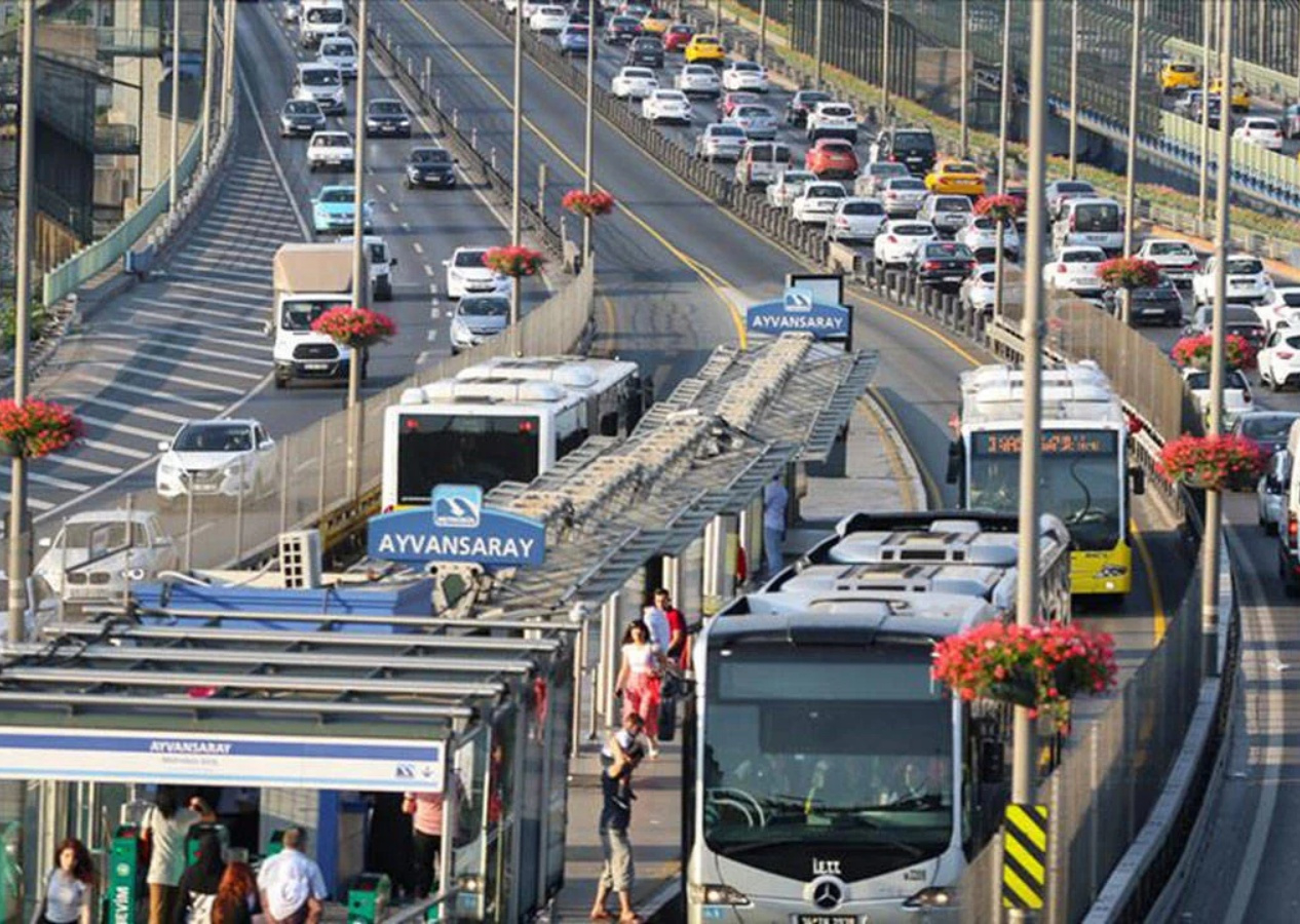 İstanbul'da toplu taşımaya zam! Tam basım 20 TL, öğrenci basım 12 TL'ye yükseldi...