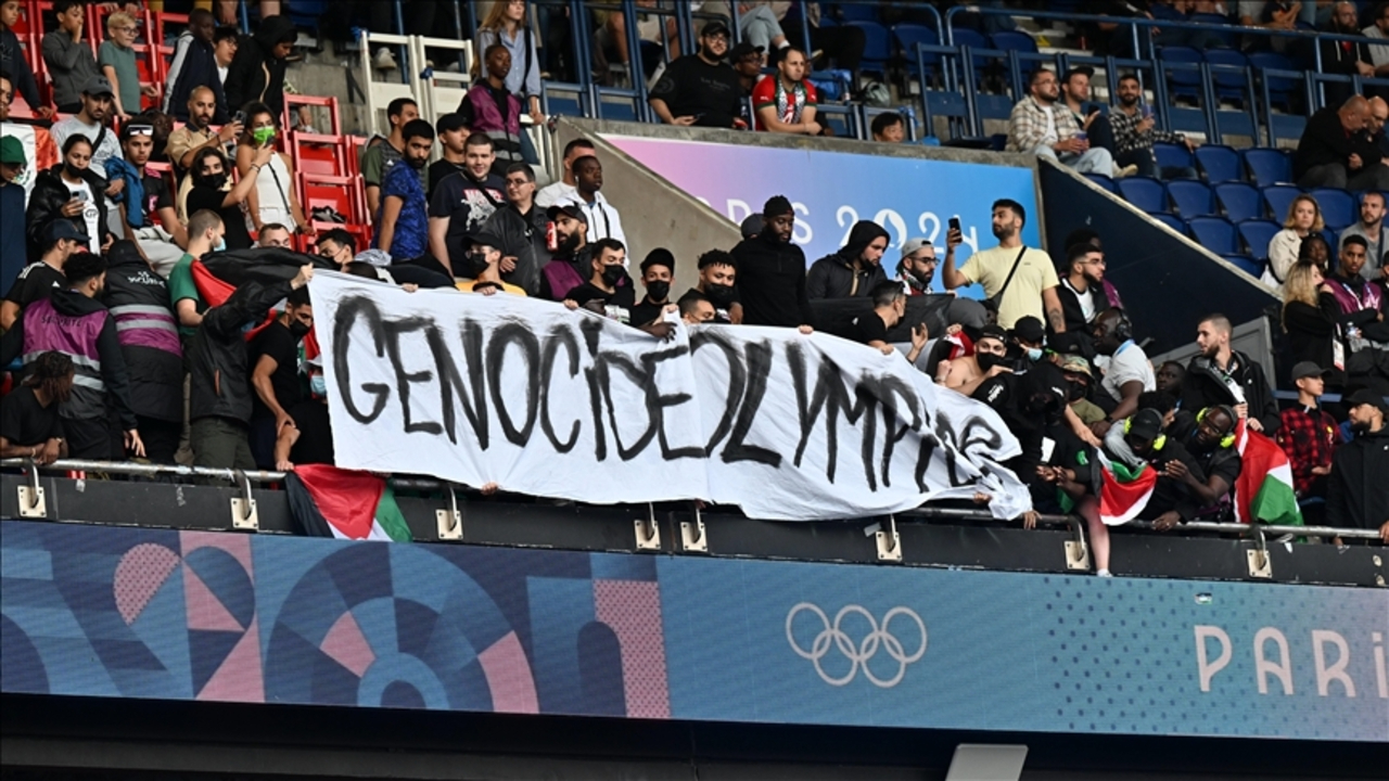 Skandal soruşturma kararı: 'Soykırım Olimpiyatları' yazılı pankart LGBT destekçisi Fransa'ya ağır geldi!