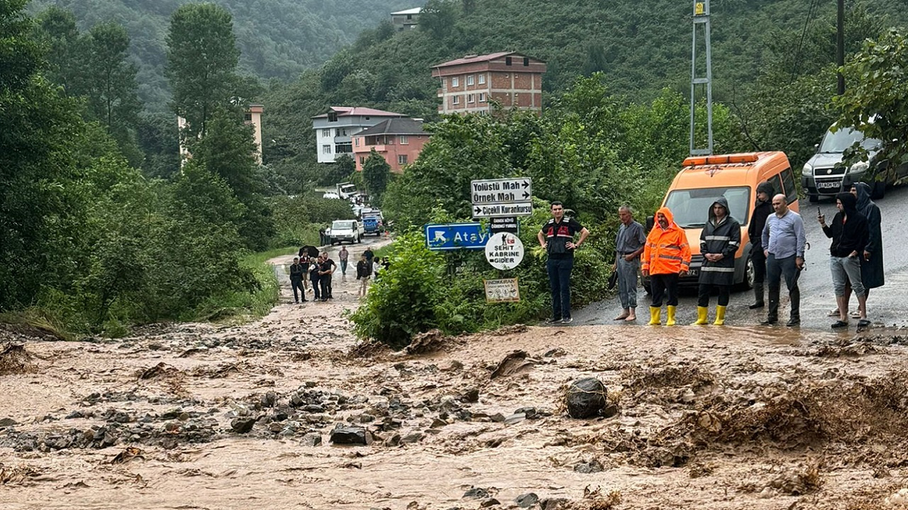 Trabzon'da sağanak üç ilçede hayatı felç etti! İşte son durum...