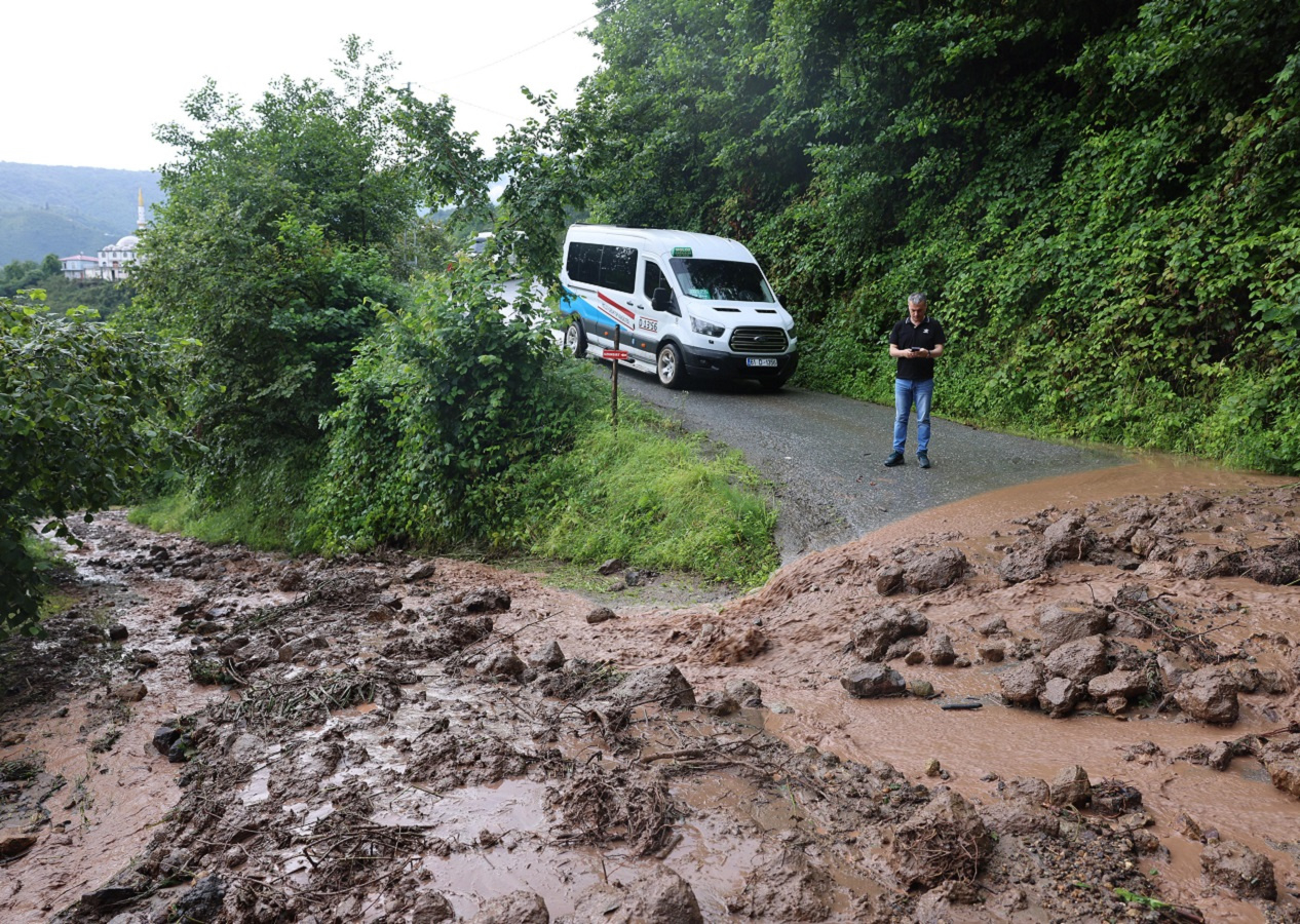 Trabzon'da sağanak üç ilçede hayatı felç etti! İşte son durum...