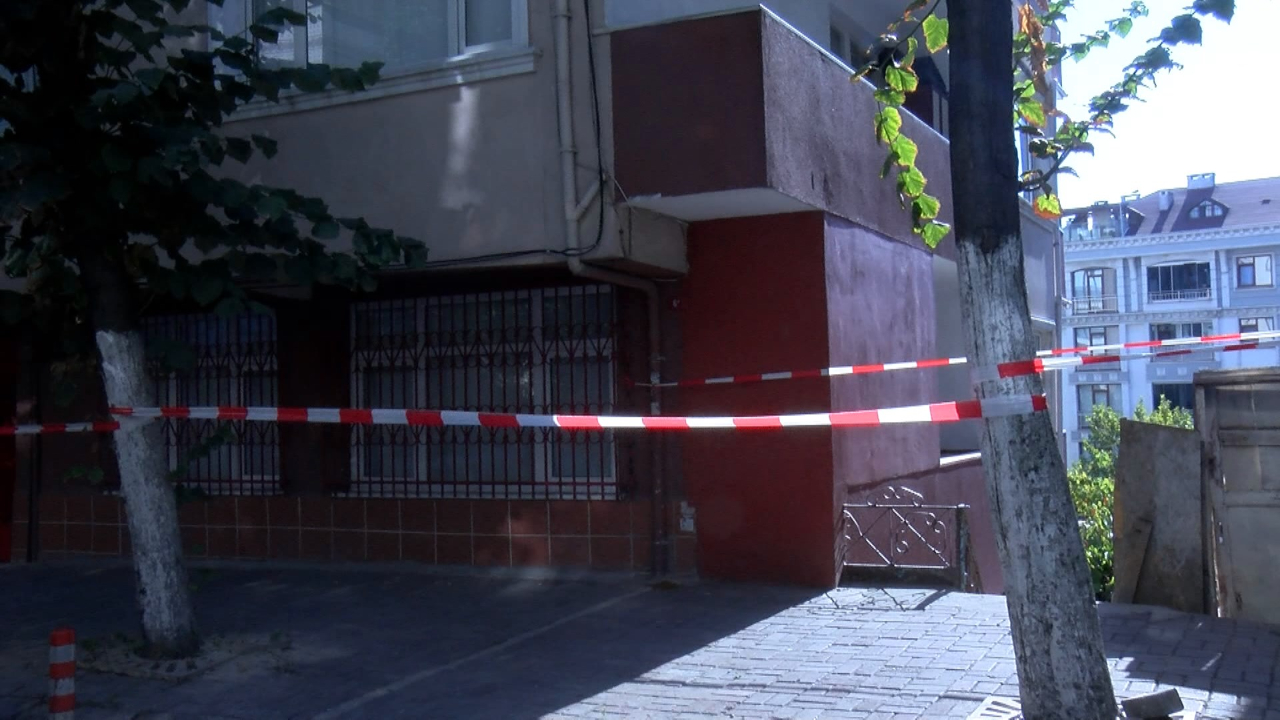 Bayrampaşa'da balkon çöktü: Büyük korku yaşayan yaşlı kadın gözyaşlarını tutamadı