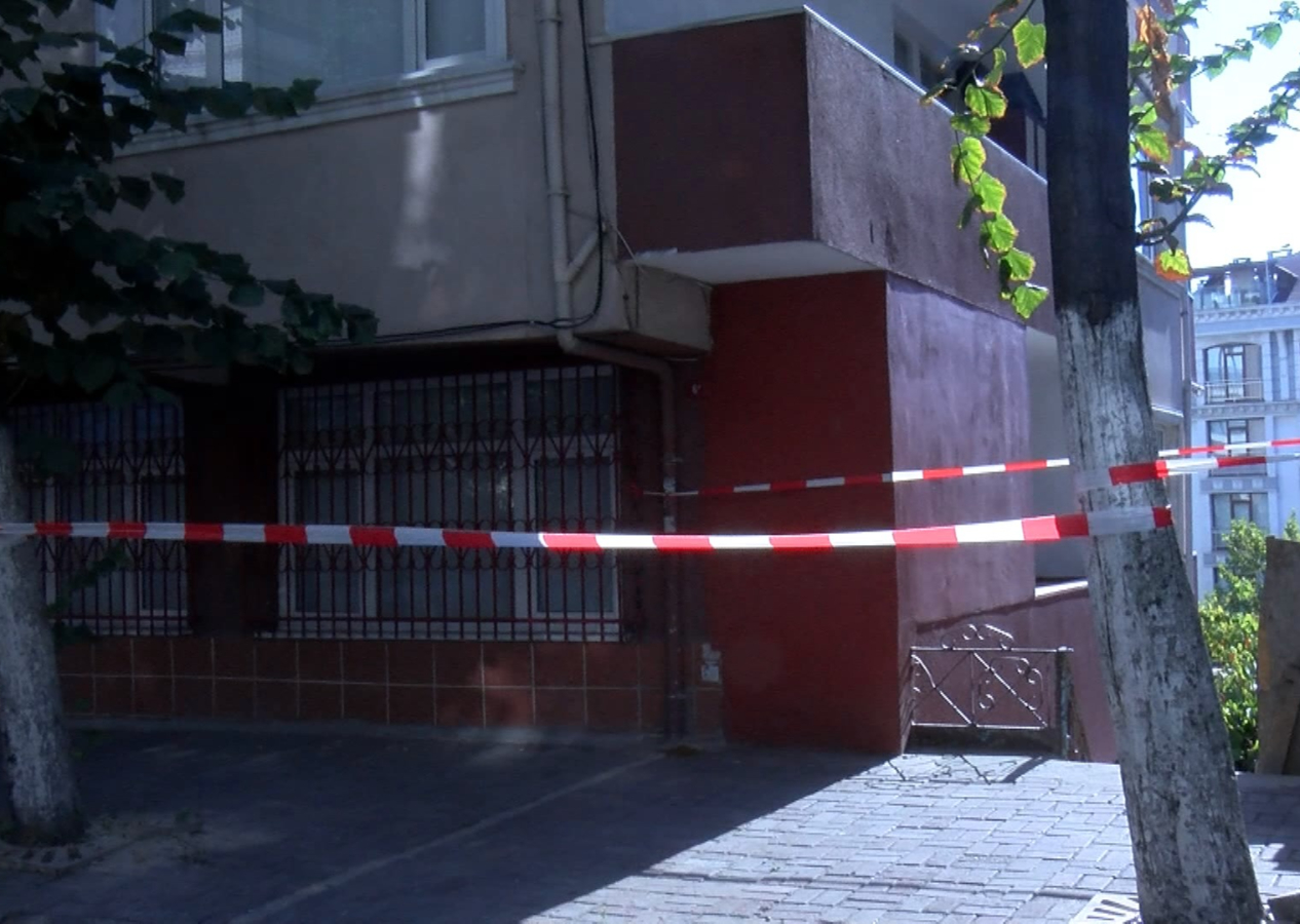 Bayrampaşa'da balkon çöktü: Büyük korku yaşayan yaşlı kadın gözyaşlarını tutamadı