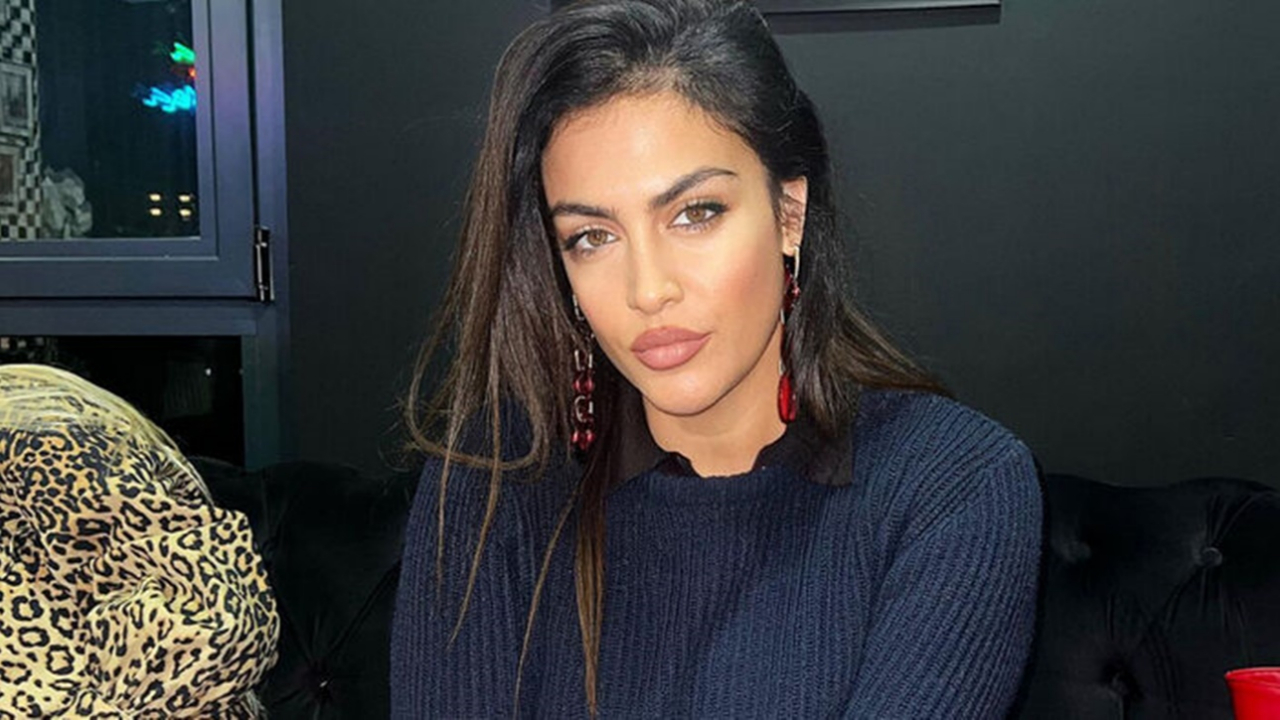 Yanındaki erkekle yakınlaştığı anları paylaştı! Tuğba Ekinci'nin gece kulübündeki halleri tepki çekti