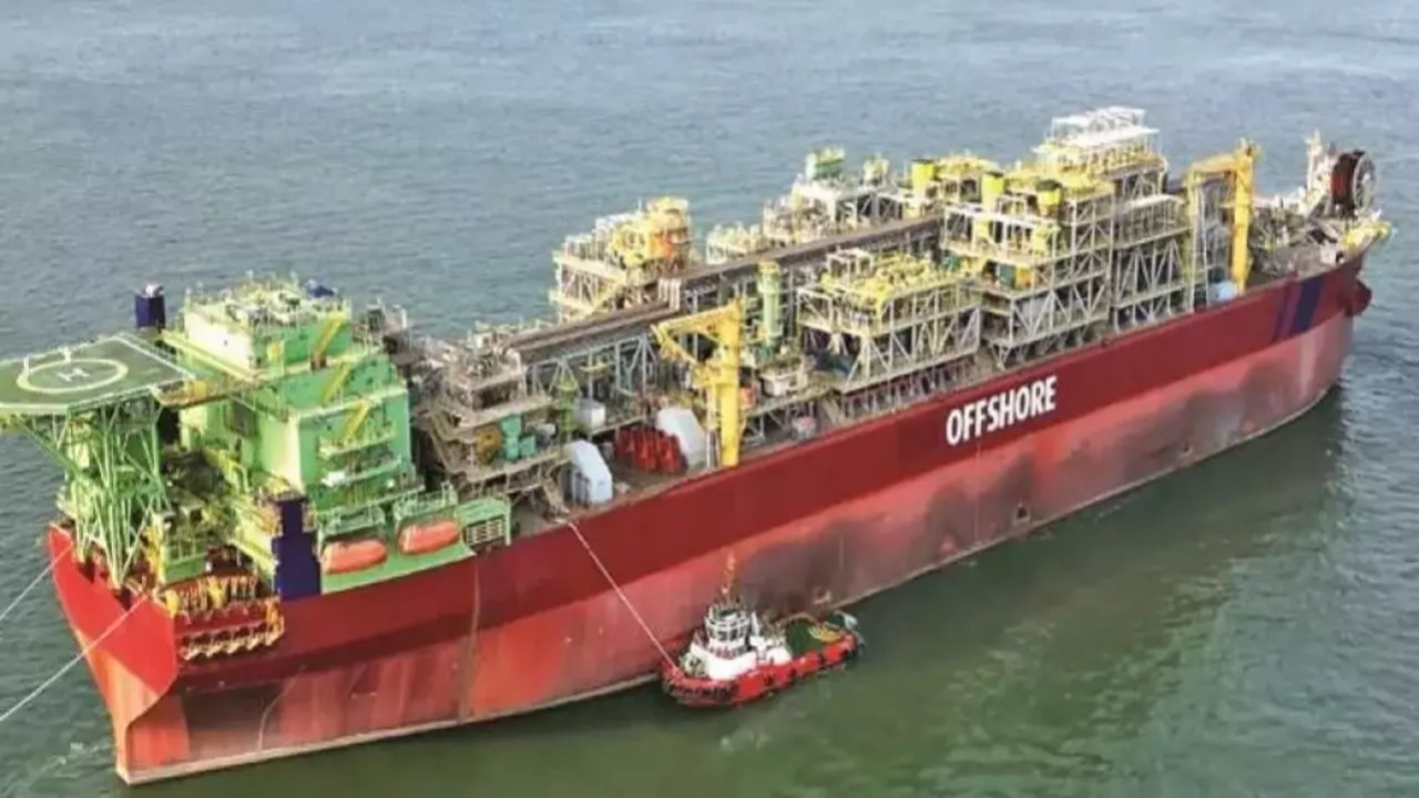 Türkiye'nin ilk yüzer üretim platformu Singapur'dan yola çıktı