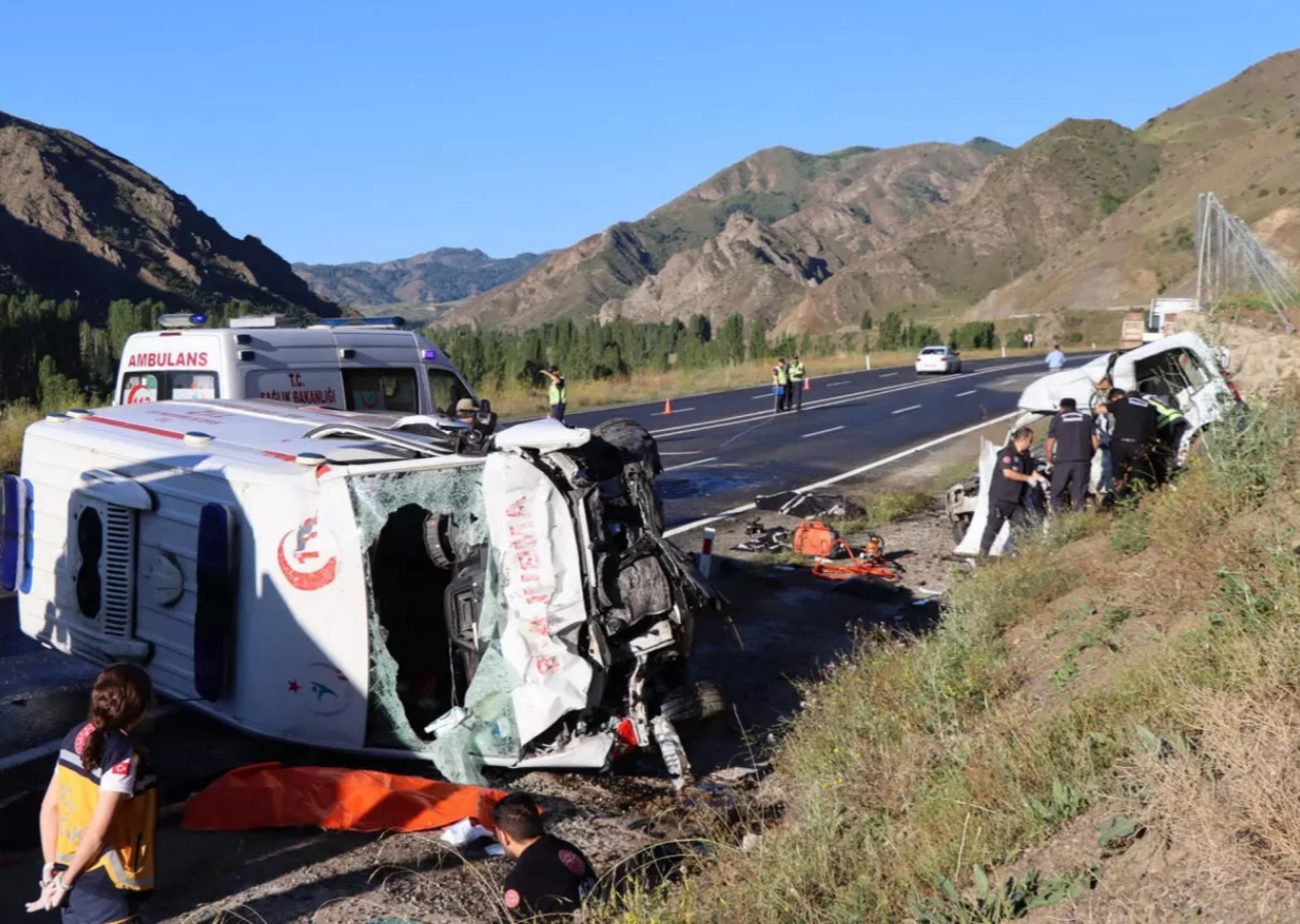 Erzurum'da feci kaza! Ambulans ile hafif ticari araç kafa kafaya çarpıştı... 4 ölü, 1 yaralı var