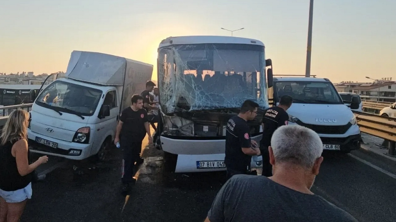 Antalya'da 4 araç kaza yaptı: 1 ölü, 3 yaralı