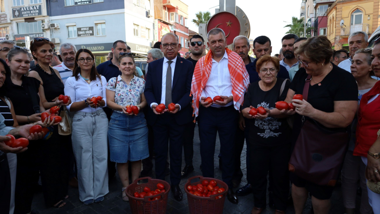 CHP'li başkan domates eylemine katılmayan çiftçiye sitem etti