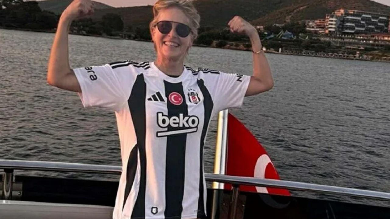 Ünlü oyuncu Sharon Stone'a Beşiktaş forması hediye edildi...