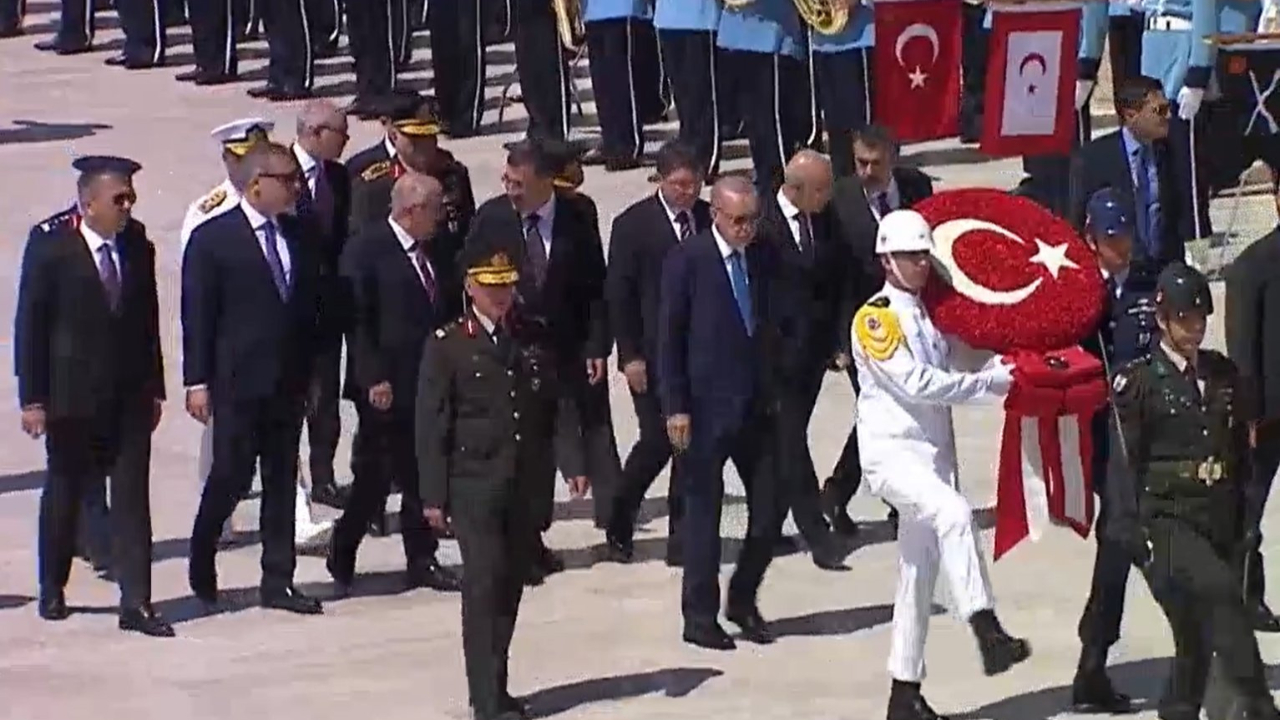 YAŞ toplantısı öncesi Cumhurbaşkanı Erdoğan'dan Anıtkabir'de önemli mesajlar: Bölgemizi kan deryasına çevirmek isteyenlere fırsat vermeyeceğiz